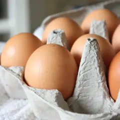 Brązowe jajka w wytłoczce. Zastanawiasz się, ile kcal ma gotowane jajko? To zdrowa przekąska!