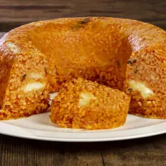 Un invitante timballo di riso, dorato e ripieno di formaggio filante, pronto per essere gustato.