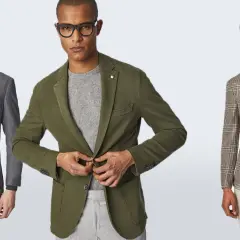 Tre uomini con giacche eleganti, un esempio di stile british uomo.