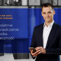Mężczyzna w garniturze trzymający telefon, z tekstem "Kredyty nie mają dla mnie tajemnic. Wieloletnie doświadczenie i wysoka skuteczność".