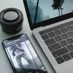 Aparat, smartfon i laptop leżą obok siebie. Zastanawiasz się, jak przesłać zdjęcia z aparatu na laptop? To proste!