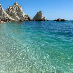 Spiaggia delle Due Sorelle: come arrivare a questo paradiso. Acque cristalline, scogliere imponenti e bagnanti che si godono il sole.