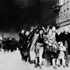 Teodozja Goliborska zdążyć przed Panem Bogiem, idąc ulicą wśród ludzi i żołnierzy.