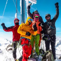 Fünf Bergsteiger feiern den Gipfelsieg am Wildspitze über den Normalweg.