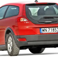 Czerwone Volvo C30 z napędem na tył, widok od tyłu. Tablica rejestracyjna WN 71853.