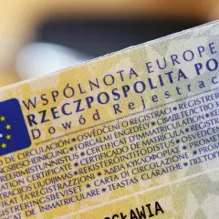 Dowód rejestracyjny z flagą PL. Potrzebna zmiana adresu w dowodzie rejestracyjnym? Dokument zawiera wiele języków.