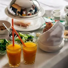 Czy można zamówić jedzenie do hotelu? Sprawdź dostępne opcje i zasady