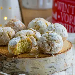 Leckere Amarettini Kekse, frisch gebacken und mit Puderzucker bestäubt. Ein perfektes Rezept für süße Momente.