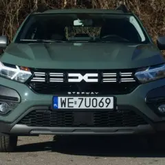 Zielony Dacia Stepway, idealny na miejskie wyprawy. To najtańsze auto, które oferuje mnóstwo przestrzeni i nowoczesny wygląd.