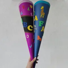 Zwei bunte Schultüten, liebevoll gestaltet mit Buchstaben und Tieren, sind bereit für den ersten Schultag. Ein tolles Ergebnis vom **Schultüte basteln**!