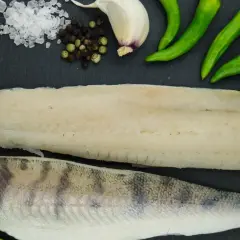 Dwa filety sandacza, czosnek, chili, sól i pieprz. Jaka to ryba? To sandacz, idealny na obiad.