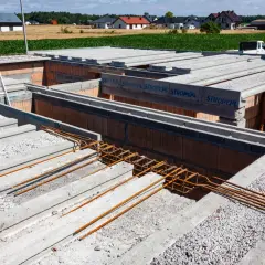 Budowa domu: betonowe pustaki stropowe Teriva czekają na montaż. Sprawdź strop teriva cena.