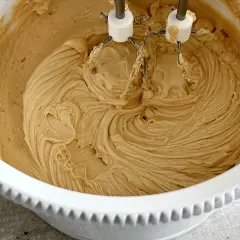 Zwarzony krem z mascarpone w misie miksera. Dowiedz się, jak uratować zwarzony krem z mascarpone, by znów był idealnie gładki.