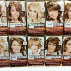 Rzędy pudełek z farbami do włosów L'Oréal Paris Age Perfect by Excellence w różnych odcieniach blondu i brązu.