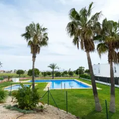Un complejo con piscinas y palmeras, ideal para disfrutar del sol. El toyo retamar ofrece un oasis de tranquilidad.