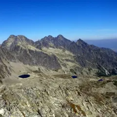 Majestatyczne Tatry z licznymi szczytami, jeziorami i skalistymi graniami. Trudno policzyć, ile jest szczytów w Polsce, ale ten widok zapiera dech.