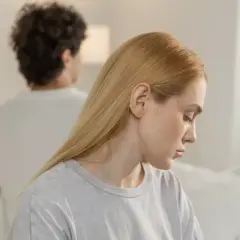 Para z odwróconymi plecami, ona ze smutkiem, on z rękami skrzyżowanymi na piersi. W powietrzu wisi niewypowiedziana frustracja seksualna.