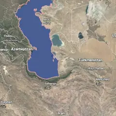 Widok satelitarny państw nad Morzem Kaspijskim, z zaznaczonym Baku. Widoczne Gruzja, Armenia, Azerbejdżan, Iran, Turkmenistan, Uzbekistan i Afganistan.