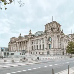 Reichstag w Berlinie, imponujący budynek z kopułą, to jedno z miejsc, które warto zobaczyć, planując berlin co zwiedzać.