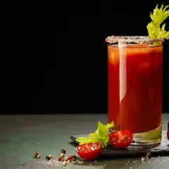Pyszny drink z sokiem pomidorowym: przepis na Krwawą Mary i wariacje