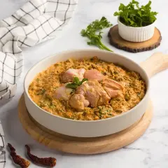 Un plat appétissant d'aiguillettes de poulet au curry, garni de menthe fraîche, prêt à être dégusté.