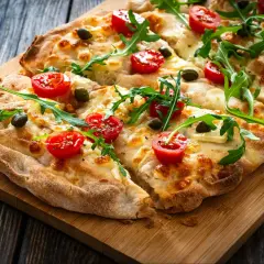 Pyszna pizza z pomidorkami, rukolą i oliwkami, idealna na szybki lunch. Te **pinsy** smakują wyśmienicie!