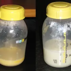 Zwei Flaschen mit Muttermilch. Links ist die gelbliche Flüssigkeit, die zeigt, was ist das: Kolostrum. Rechts ist reifere Milch.