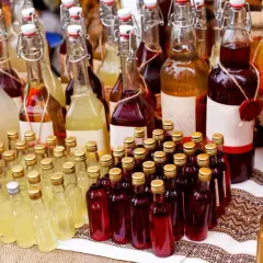 Wiele butelek z winem, kiedy wino jest gotowe, czeka na degustację.