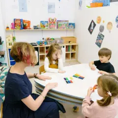 Kurs na opiekunkę w żłobku: Jak zdobyć uprawnienia i pracę?