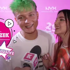 Z kim jest kartoni? Z uśmiechniętą dziewczyną na evencie NYX.