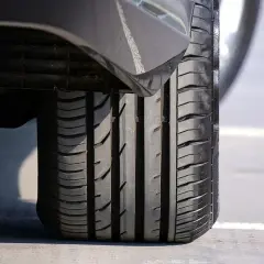 Primer plano de un neumático de coche, listo para arreglar un neumático pinchado.