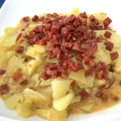 Plato de patatas con trocitos de chorizo, una deliciosa tortilla de chorizo lista para disfrutar.