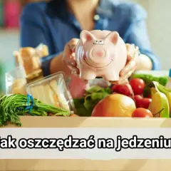 Różowa świnka-skarbonka nad kartonem z produktami spożywczymi, sugerująca oszczędzanie na zakupach i efektywny transport żywności.