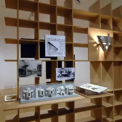 Ausstellung mit Holzregal, Architekturmodellen und Bildern. Tolle **selber bauen Raumteiler Ideen** für Ihr Zuhause.
