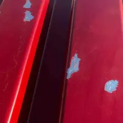 Detalles de la chapa galvanizada roja con pintura descascarada, mostrando el proceso de pintar chapa galvanizada.