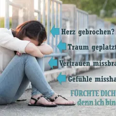 Verzweifelte Frau, die sich an ihre Knie klammert. Text: "Herz gebrochen? Traum geplatzt? Vertrauen missbraucht? Gefühle misshandelt? FÜRCHTE DICH NICHT; denn ich bin bei dir. Jeremia 1,8.