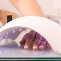 Manicure hybrydowy krok po kroku: Piękne paznokcie w domu bez błędów