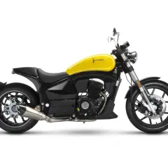 Czarny motocykl do miasta z żółtym bakiem, idealny na miejskie wyprawy.