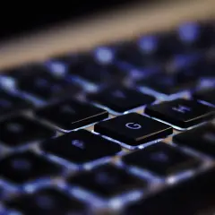 Klawiatura laptopa jak nowa: Jak bezpiecznie i skutecznie ją wyczyścić?