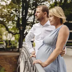 Para zapatrzona w przyszłość. Ciąża geriatryczna nie przeszkodzi w realizacji marzeń o powiększeniu rodziny.
