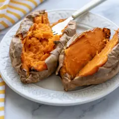 Boniato asado en freidora de aire, tierno y jugoso, listo para disfrutar.
