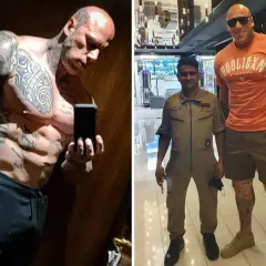 Martyn Ford, imposant comme Shao Kahn, pose avec un homme en uniforme. Le colosse est couvert de tatouages.