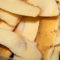 Stos obierków od ziemniaków. Czy obierki od ziemniaków czyszczą komin? Nie, ale mogą być użyte do innych celów.