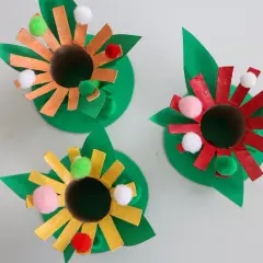 Roliga pysseltips med toarullar! Tre färgglada blommor av toarullar, papper och fluffiga bollar. Perfekt för barnens pysselstund.