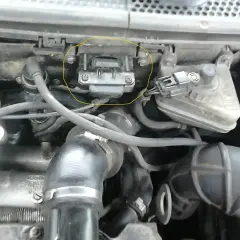 Czujnik ciśnienia doładowania Ford Focus 1.6 TDCI znajduje się w górnej części silnika, obok zbiorniczka płynu hamulcowego.