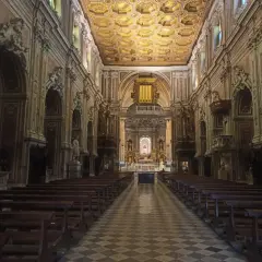 Navata della chiesa del Carmine a Napoli, con soffitto dorato e decorazioni barocche.