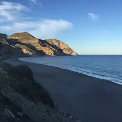 La playa del Algarrobico, con sus montañas doradas por el sol y el mar azul, invita a la calma.