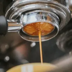 Zaparzanie espresso. Ile kaw to 32 mg kofeiny? Zależy od mocy naparu i rodzaju ziaren.