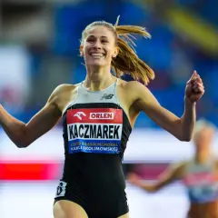 Uśmiechnięta biegaczka Kaczmarek świętuje zwycięstwo, być może ustanawiając rekord świata na 5km.