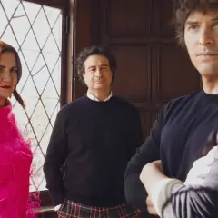 Jaime Renedo chef, con dos acompañantes, posa frente a una ventana de celosía y una puerta de madera.